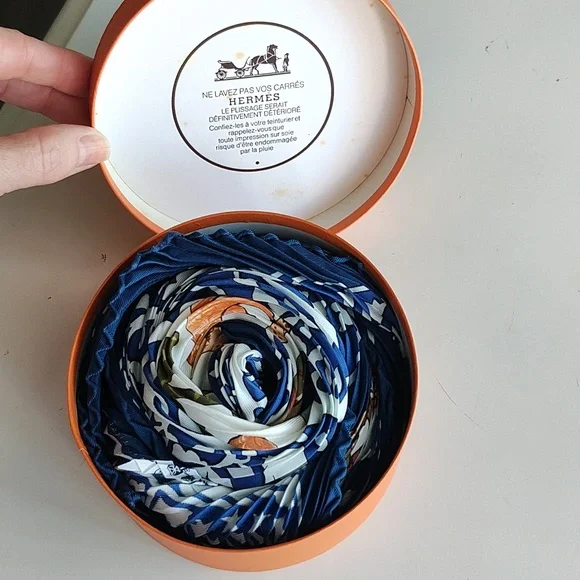 Hermès Early America Plissé 90 scarf With Box - Picture 14 of 17